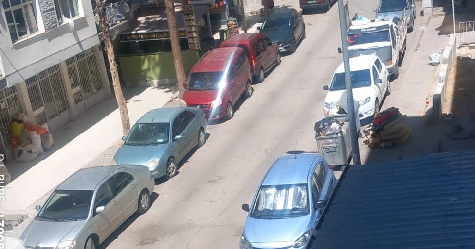 Yenimahalle’de toplanmayan çöplere mahalle sakinleri tepki gösterdi