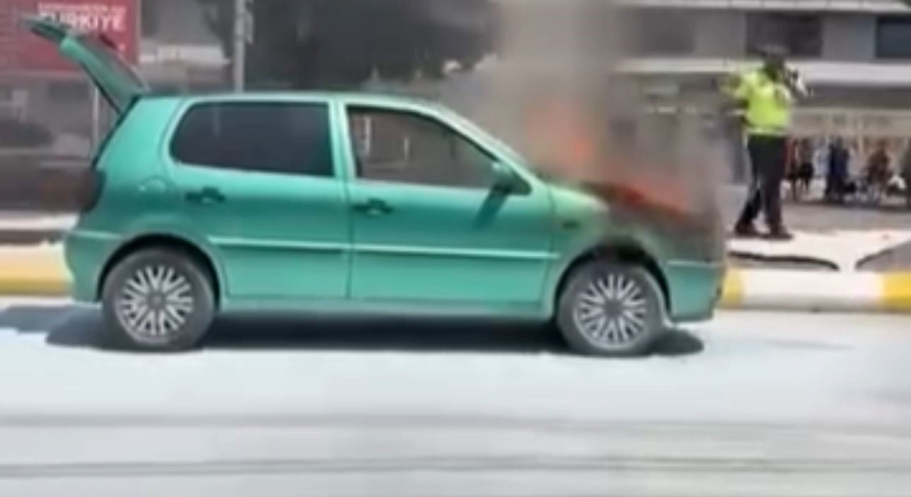 Edirne&rsquo;de seyir halindeki otomobil alev alev yandı
