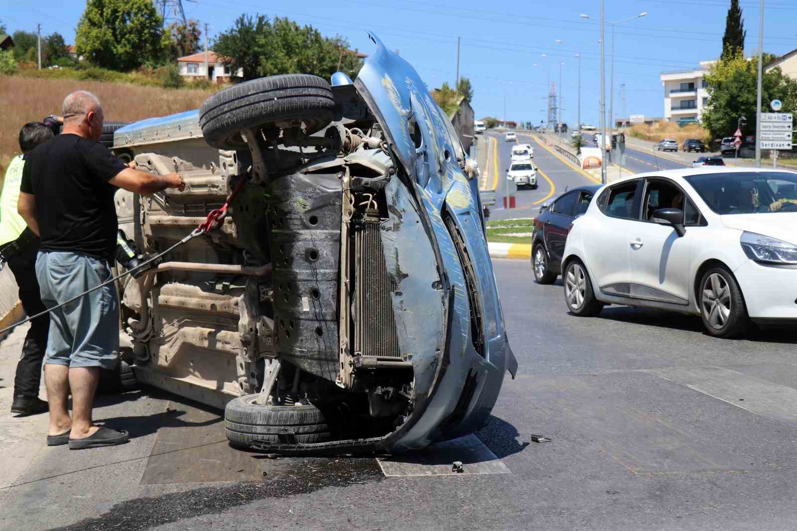Polis kontrol noktası karşısında otomobil devrildi: 1 yaralı