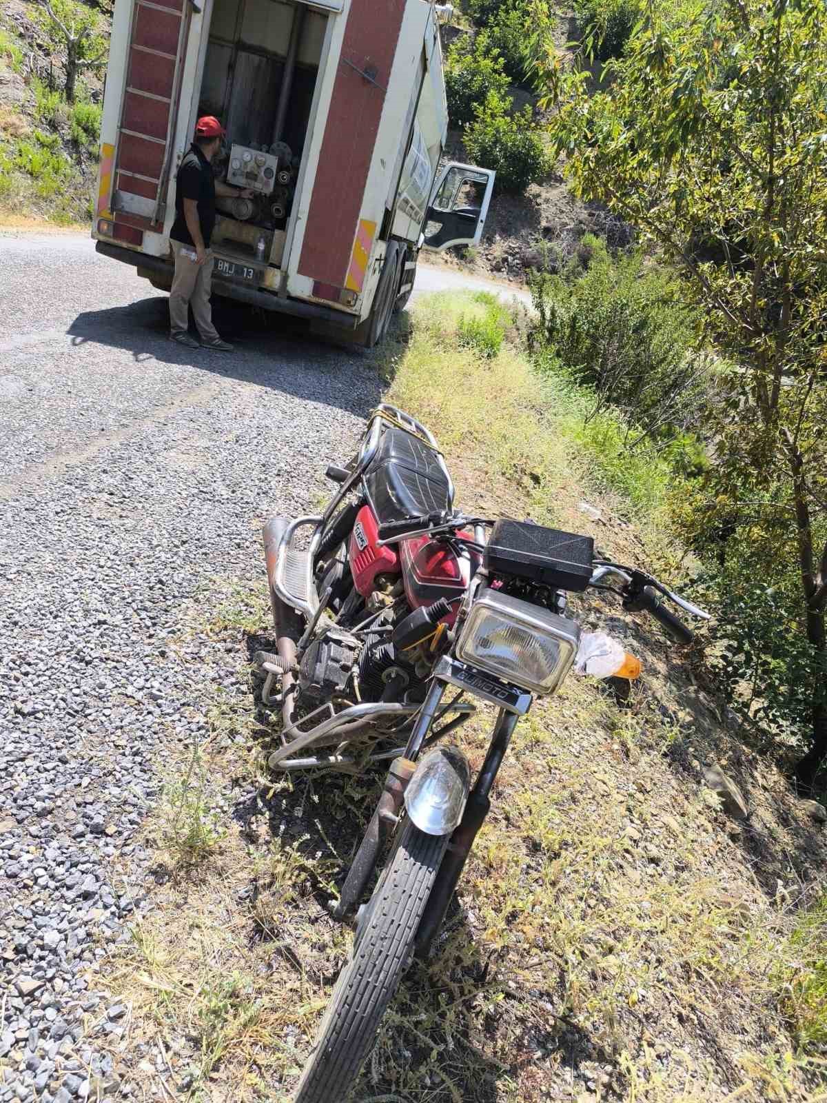Gazipaşa&rsquo;da yangınla m&uuml;cadele eden vatandaş, su tankerinin altında kaldı
