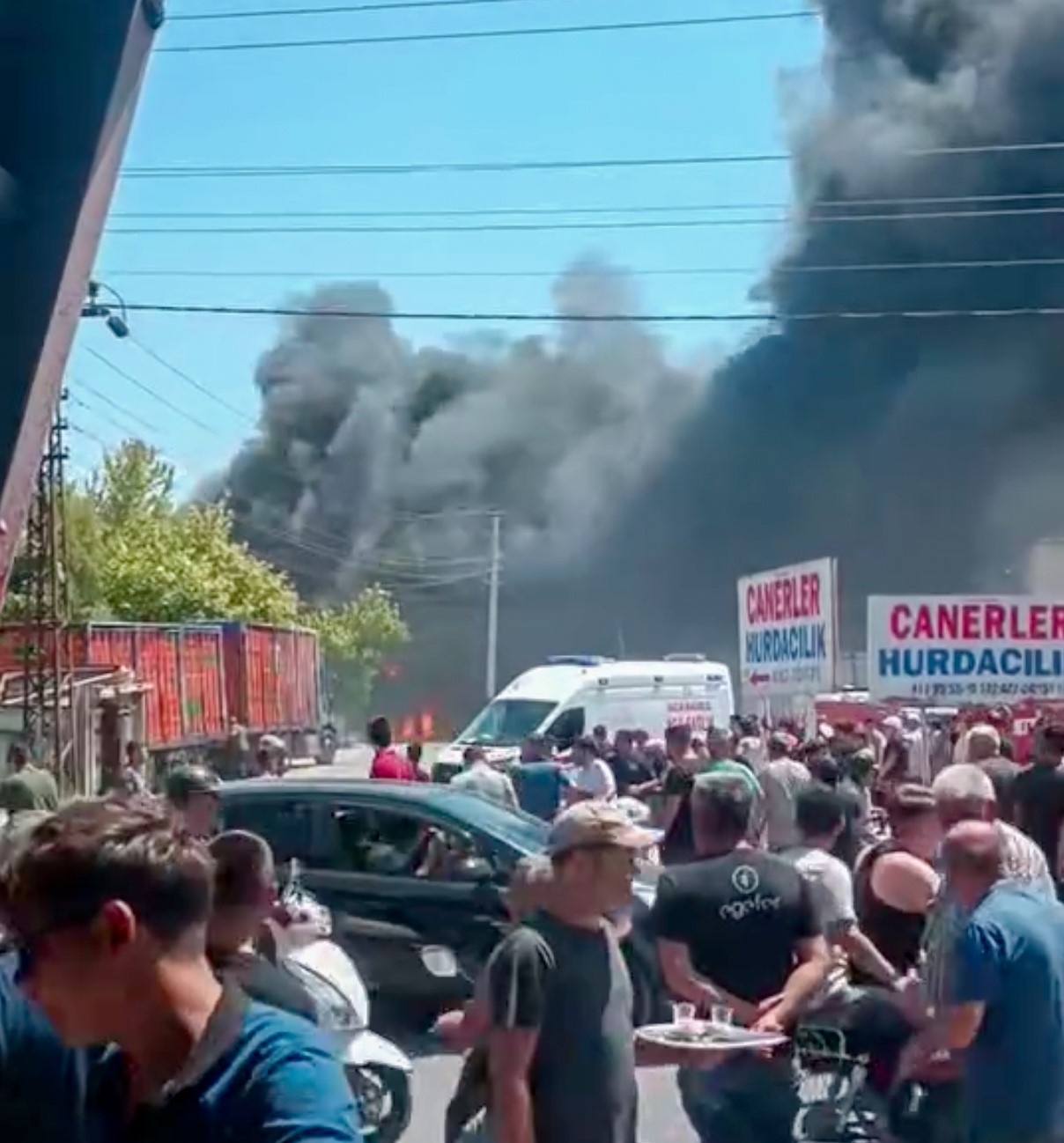 Manisa&rsquo;da hurda deposunda yangın kontrol altına alındı
