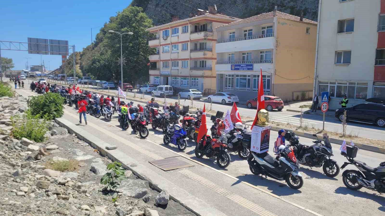 Kurtuluş Savaşı’nda cephanenin taşındığı İstiklal Yolu’nu motorlarıyla geçtiler