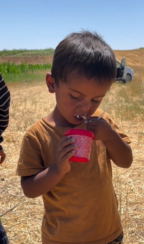 Yol kenarında limonata satarak dondurma parası biriktiren çocuklara sürpriz