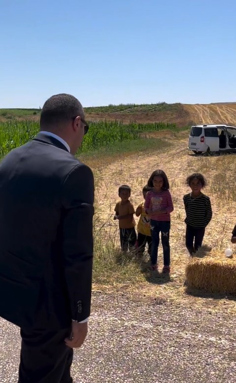 Yol kenarında limonata satarak dondurma parası biriktiren &ccedil;ocuklara s&uuml;rpriz
