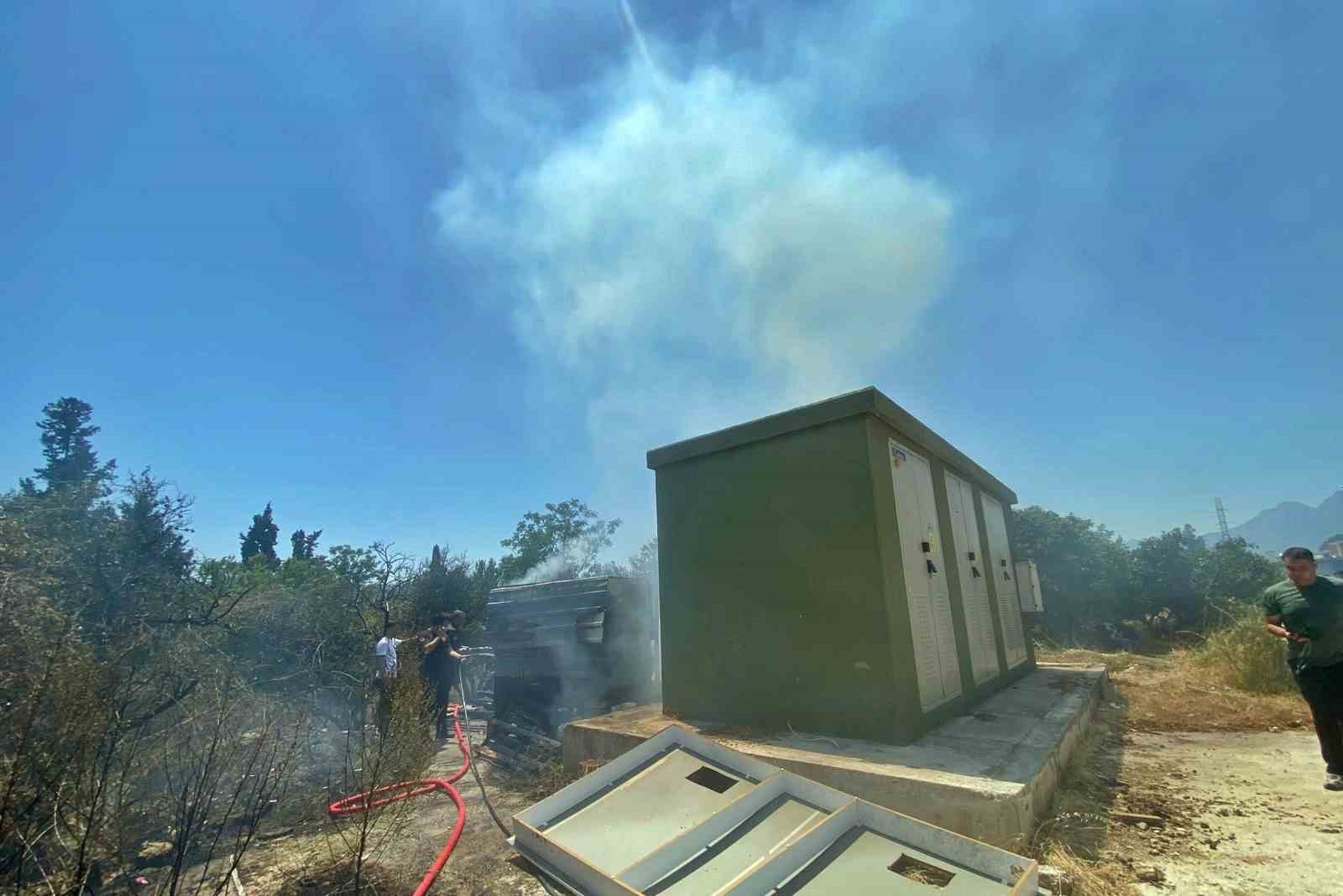 L&uuml;ks villalara yakın noktada &ccedil;ıkan yangın korkuttu
