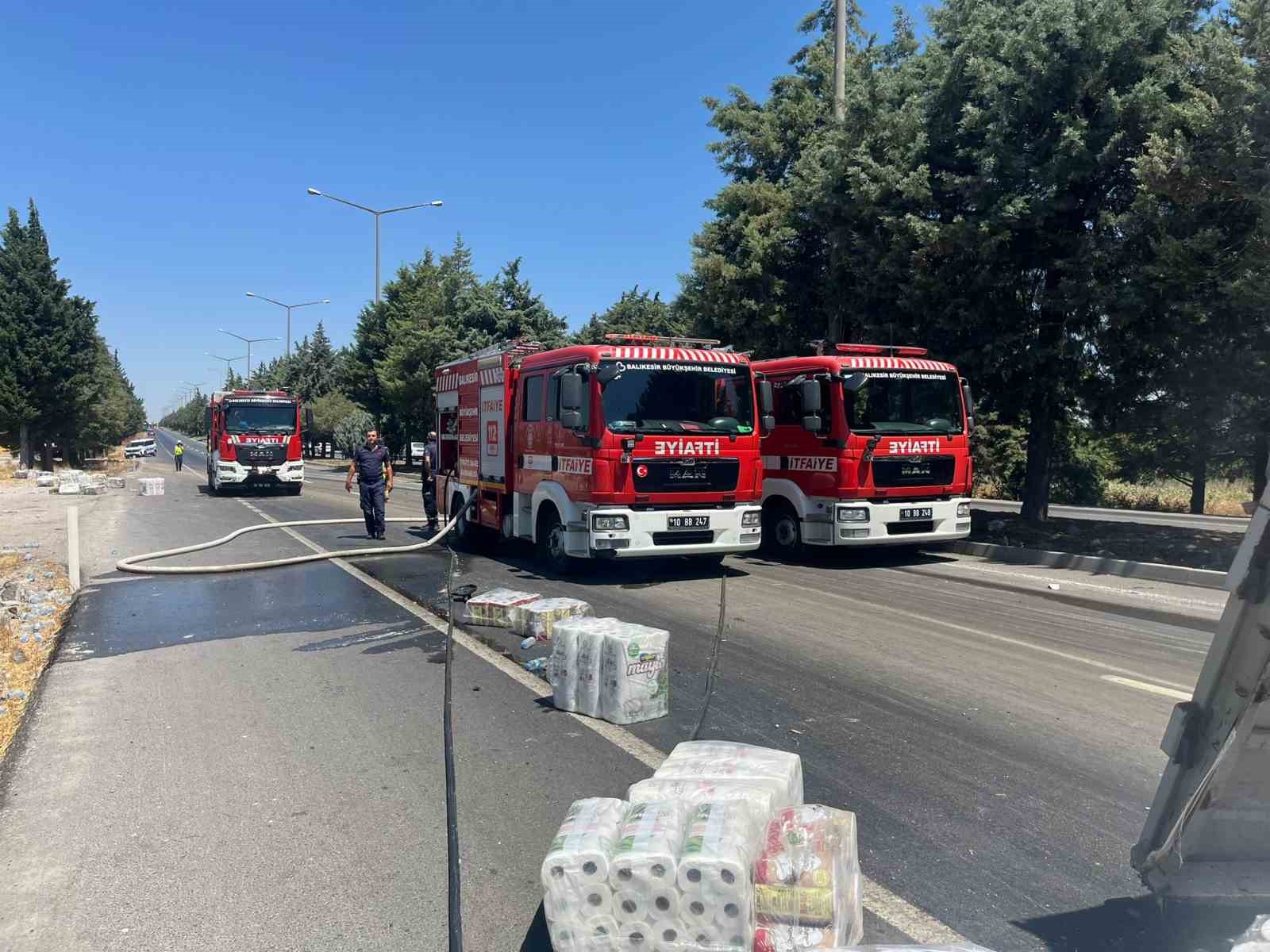 Balıkesir&rsquo;de trafik kazası sonrası yanan tır, ot yangını &ccedil;ıkardı: 1 yaralı
