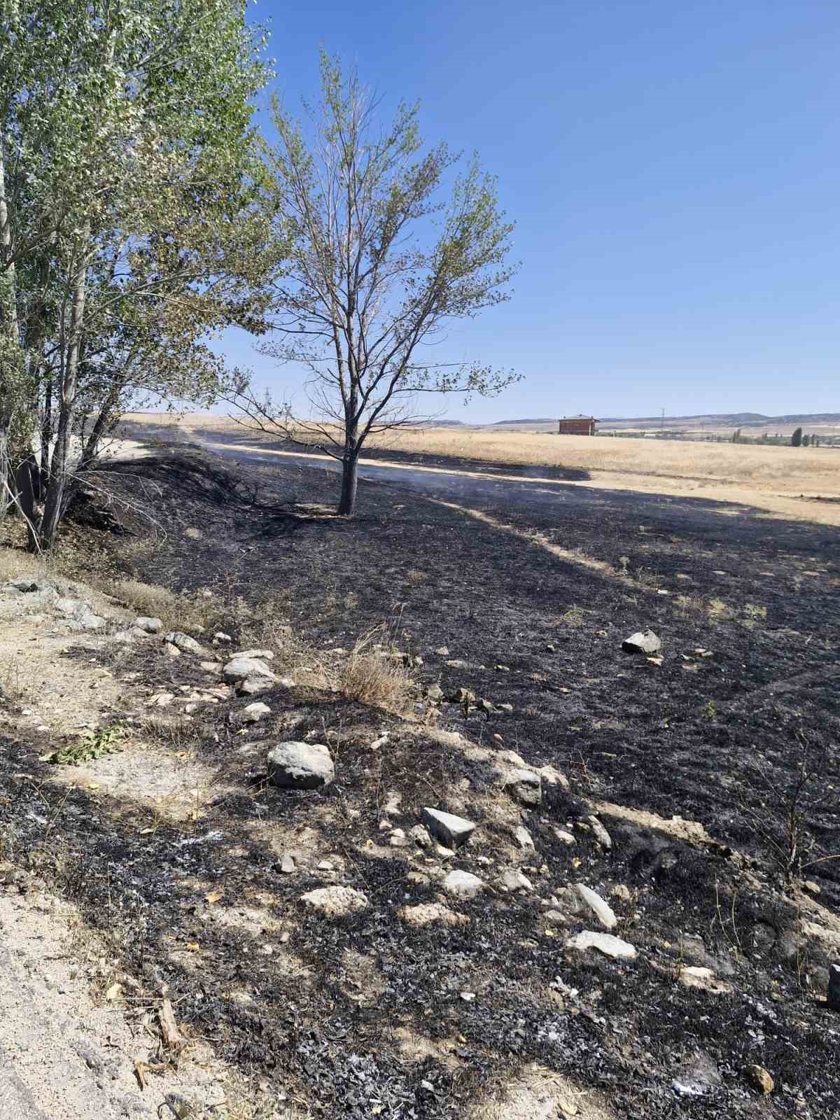 Arazide çıkan yangına çiftçi ve itfaiye ekipleri müdahale etti