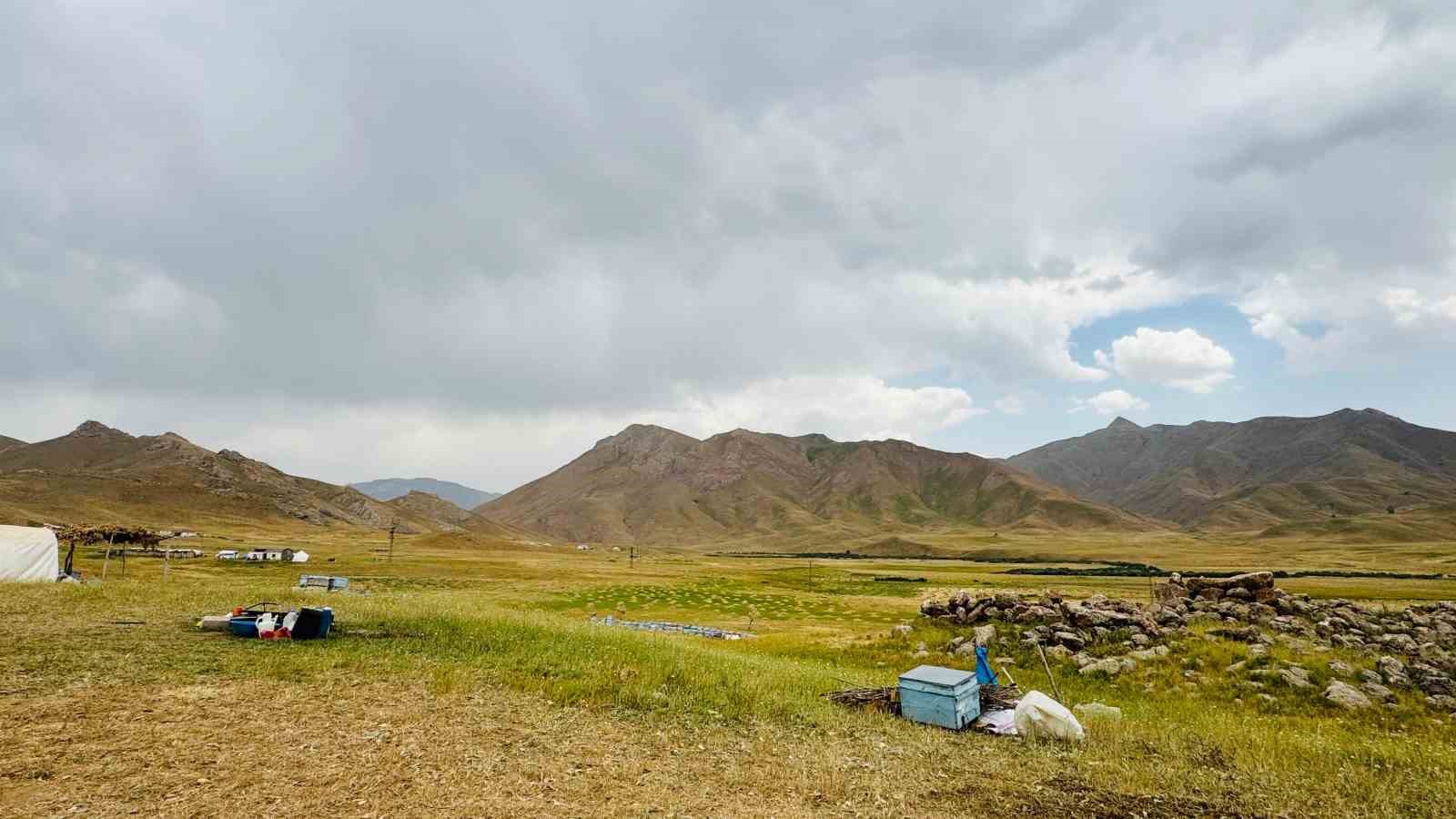 Şırnak&rsquo;ta aynı anda iki mevsim yaşandı: Bir yanda kavurucu sıcak, diğer yanda yağmurun getirdiği serinlik
