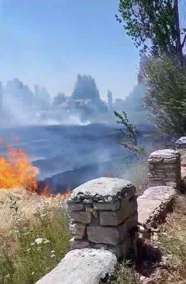 Beyşehir&rsquo;de korkutan anız yangını, evlere sı&ccedil;ramadan s&ouml;nd&uuml;r&uuml;ld&uuml;
