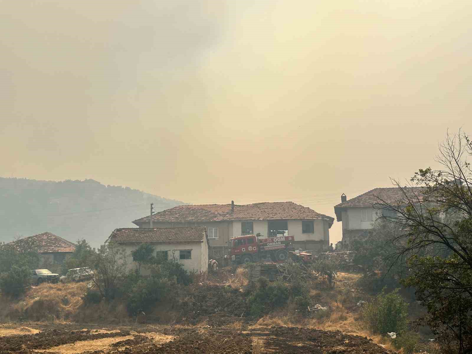 Uşak’ta havadan ve karadan müdahale edilen orman yangınında 1 köy tahliye ediliyor