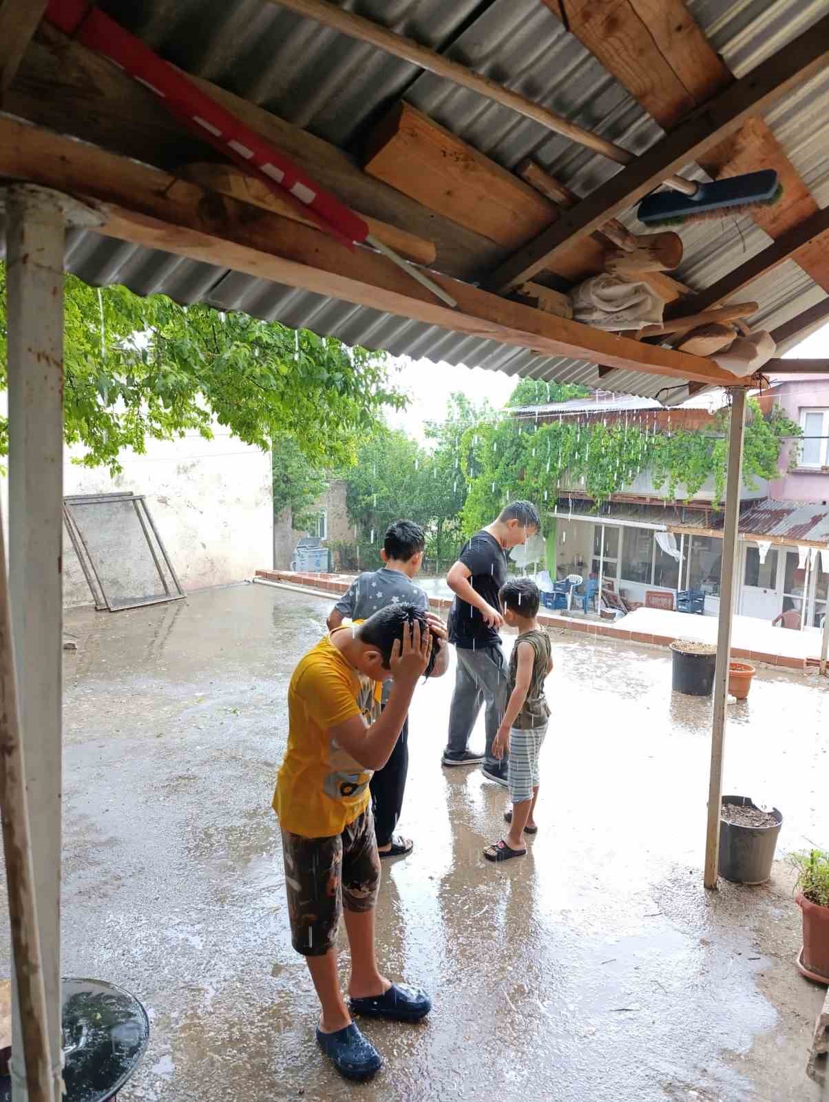 Feke’de 10 dakika yağan yağmur çocukları sevindirdi