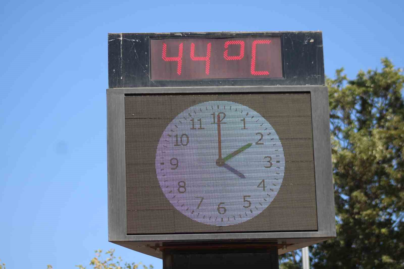Termometre 44 dereceyi gösterdi, vatandaşlar sığınacak gölge aradı