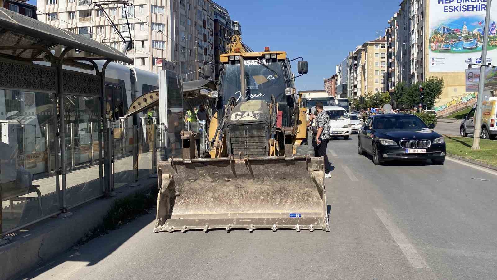 Kep&ccedil;e kolu tramvay durağına &ccedil;arptı: 1 yaralı
