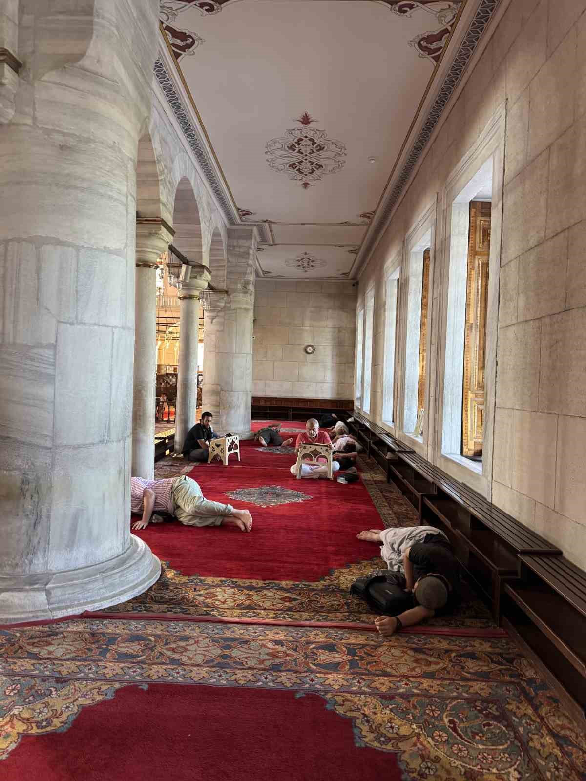 İstanbul sıcaktan bunalınca tarihi camilere sığındı