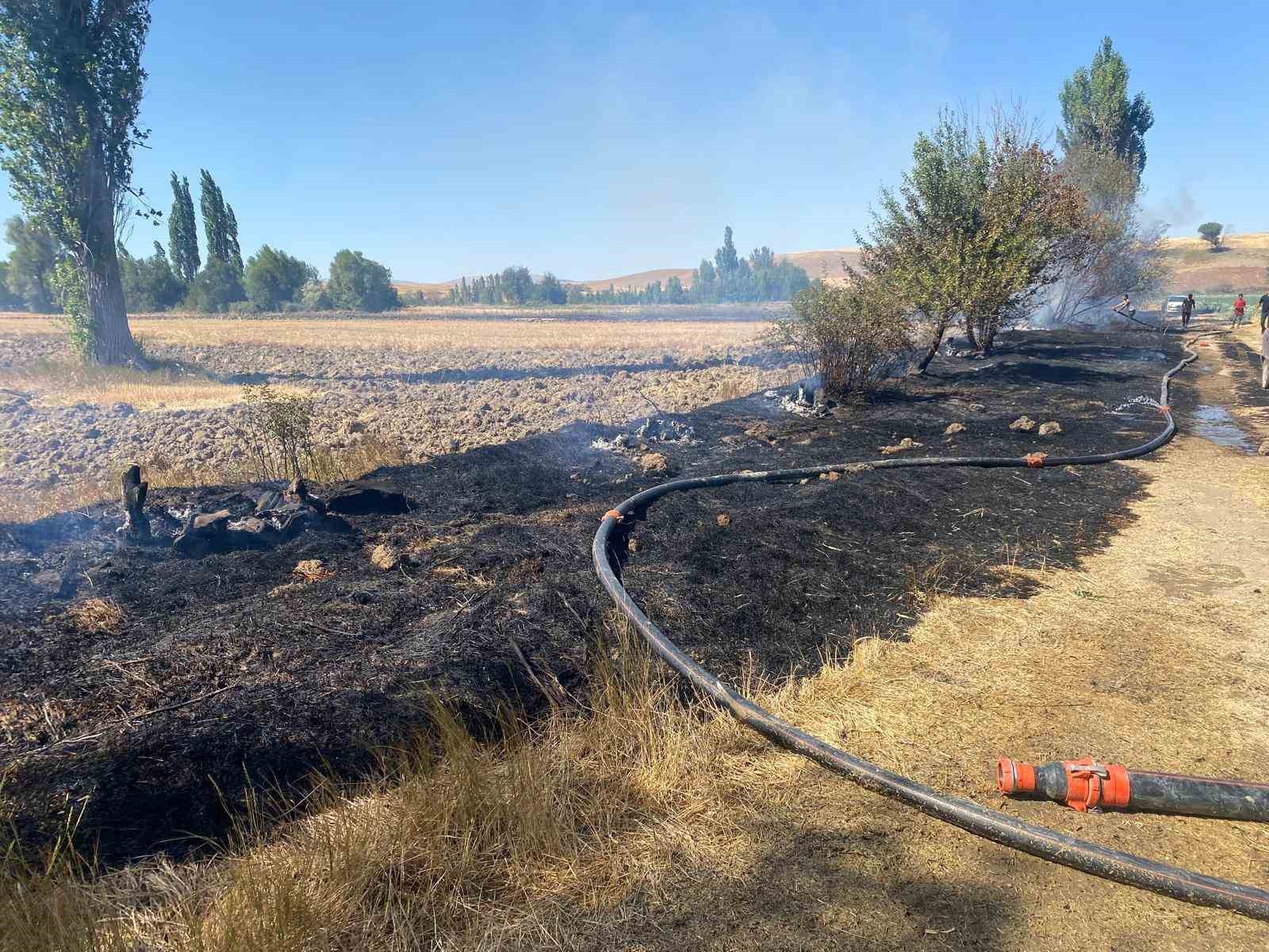Alaca&rsquo;da anız yangını: 5 d&ouml;n&uuml;m arazi zarar g&ouml;rd&uuml;
