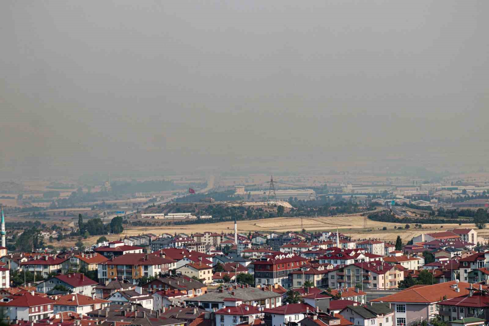 Karab&uuml;k&rsquo;teki yangının dumanı Gerede&rsquo;yi sardı: İl&ccedil;eyi kaplayan tabaka havadan g&ouml;r&uuml;nt&uuml;lendi
