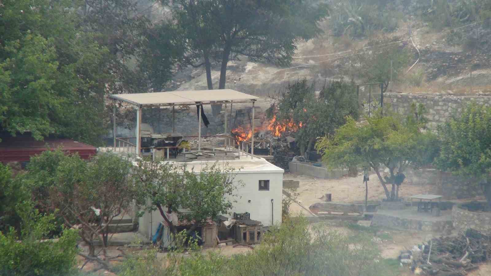 Silifke’deki orman yangınıyla mücadele devam ediyor: 526 personel sahada