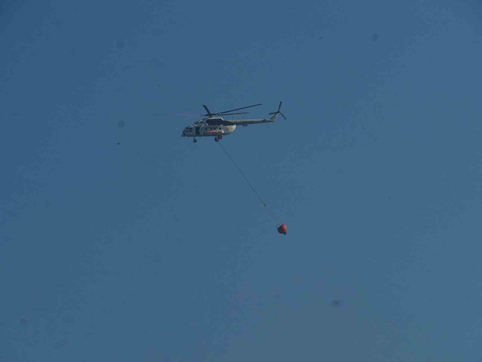 Düzce-Sakarya sınırındaki yangına havadan ve karadan müdahale sürüyor