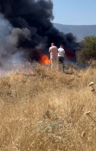 Fabrika deposunda &ccedil;ıkan yangında 2 iş&ccedil;i dumandan etkilendi
