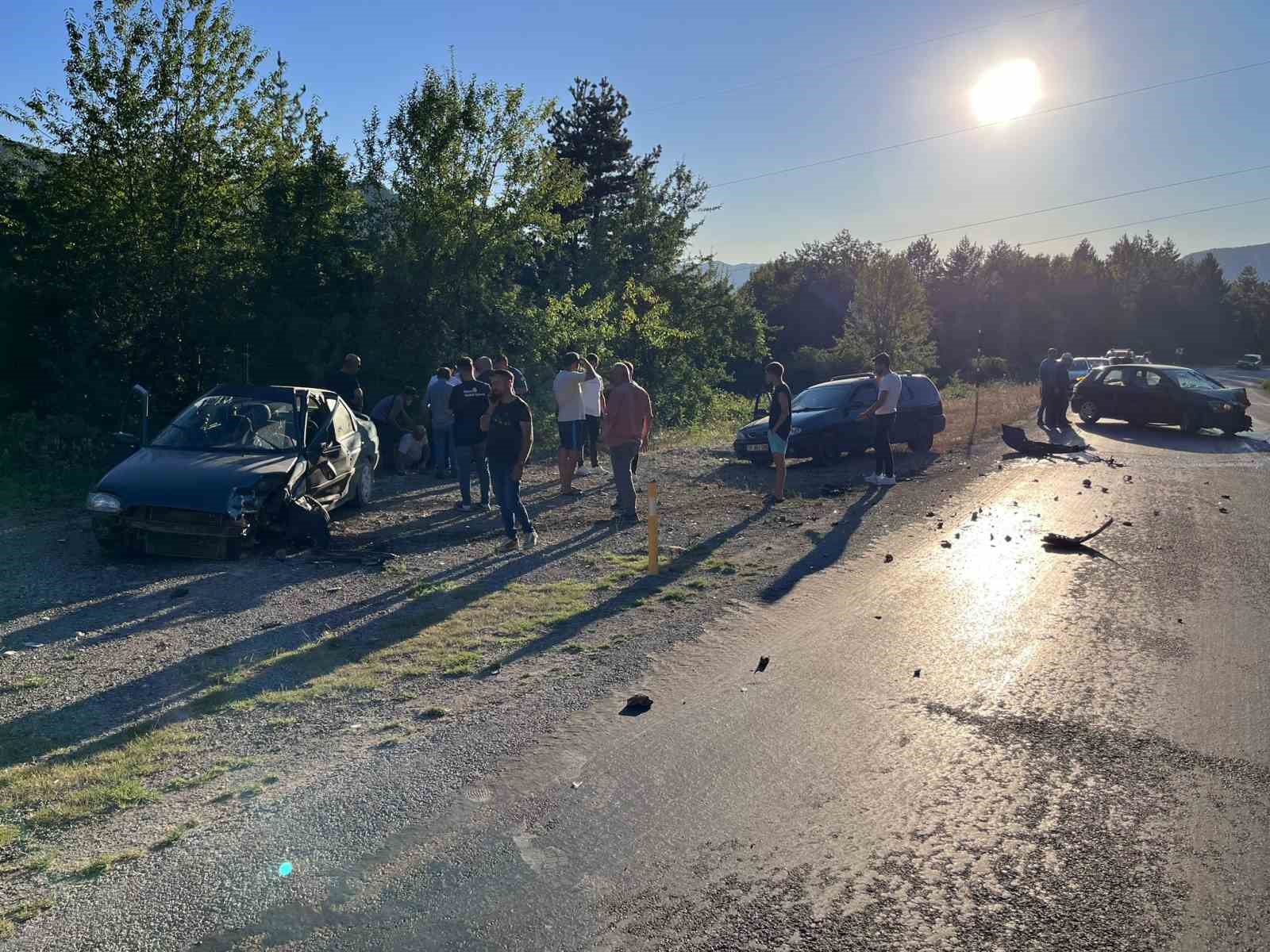 Kastamonu’da iki otomobil kafa kafaya çarpıştı: 4 yaralı