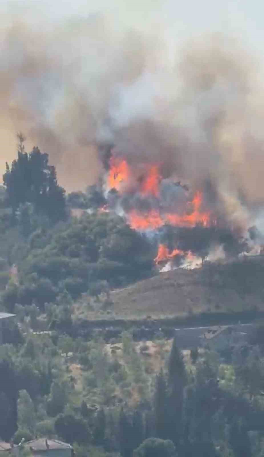 Karam&uuml;rsel&rsquo;de orman yangını başladı
