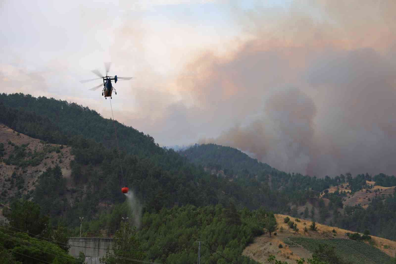 Kahramanmaraş’ta yangına havadan karadan müdahale sürüyor