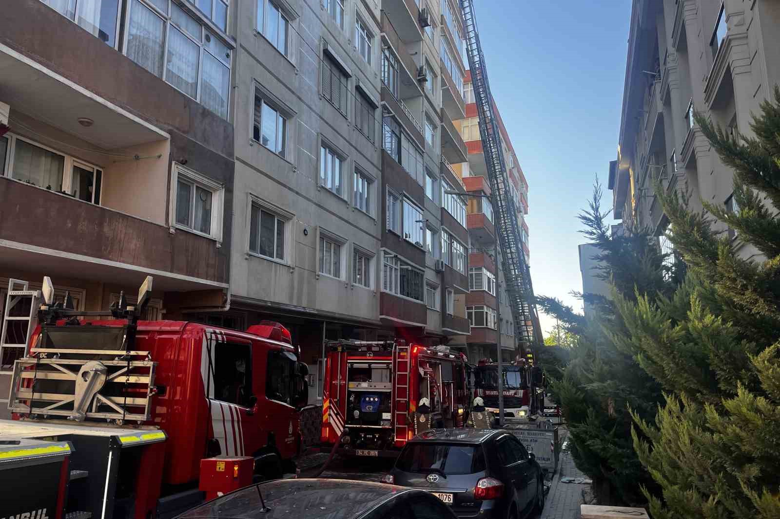 Avcılar’da korkutan çatı yangını