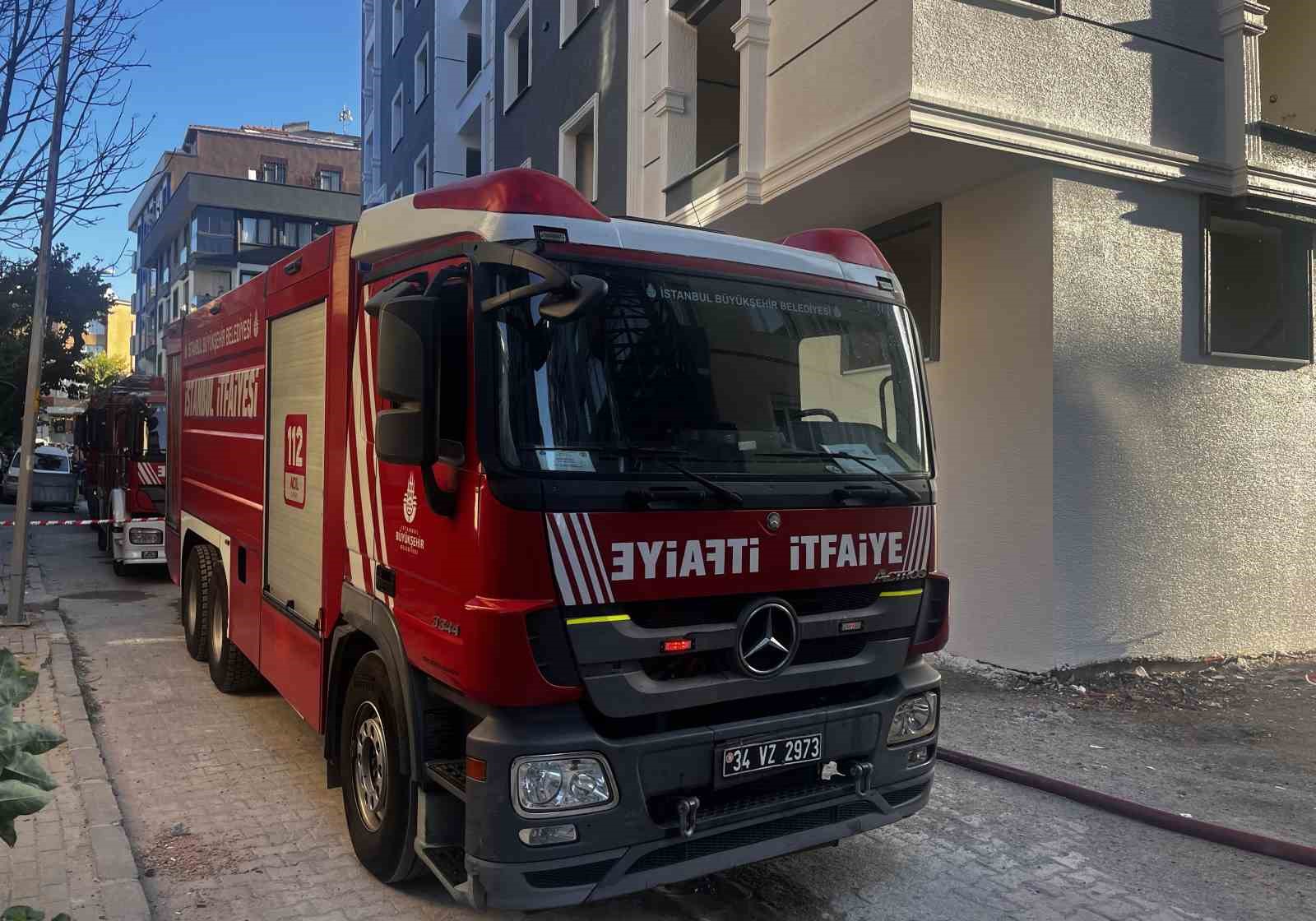 Avcılar&rsquo;da korkutan &ccedil;atı yangını
