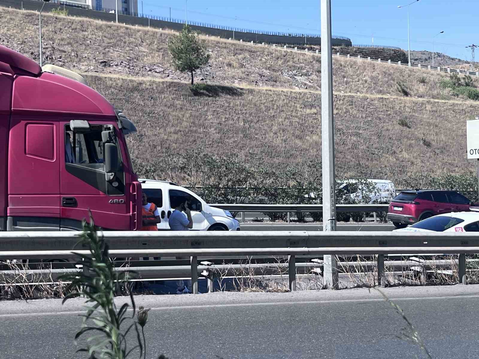 İzmir&rsquo;de otomobil tıra &ccedil;arptı: 1 &ouml;l&uuml;, 1 ağır yaralı
