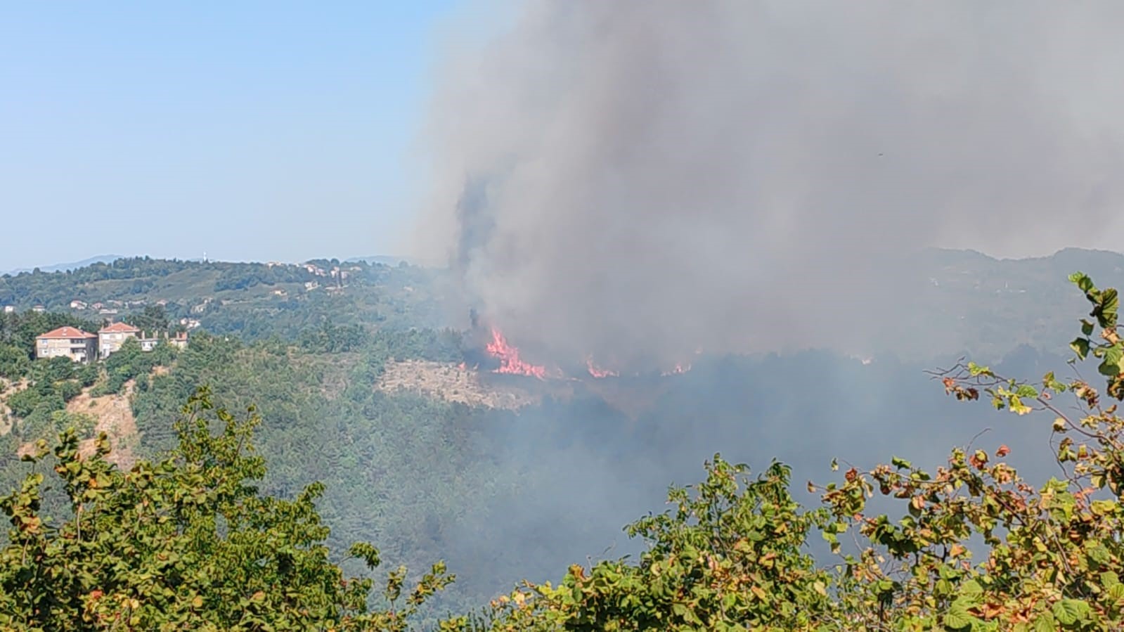 Karab&uuml;k&rsquo;te orman yangını 78. saatinde: Sarp arazide helikopterle m&uuml;dahale s&uuml;r&uuml;yor
