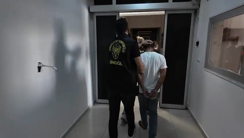 Dilenci kılığında evlere girerek 1 milyon liralık ziynet eşya çalan hırsızlar yakalandı