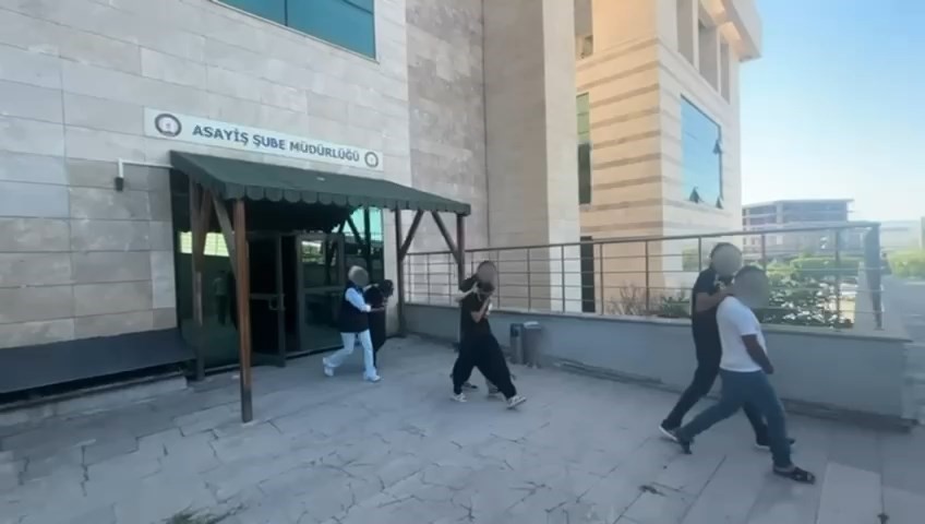 Dilenci kılığında evlere girerek 1 milyon liralık ziynet eşya &ccedil;alan hırsızlar yakalandı
