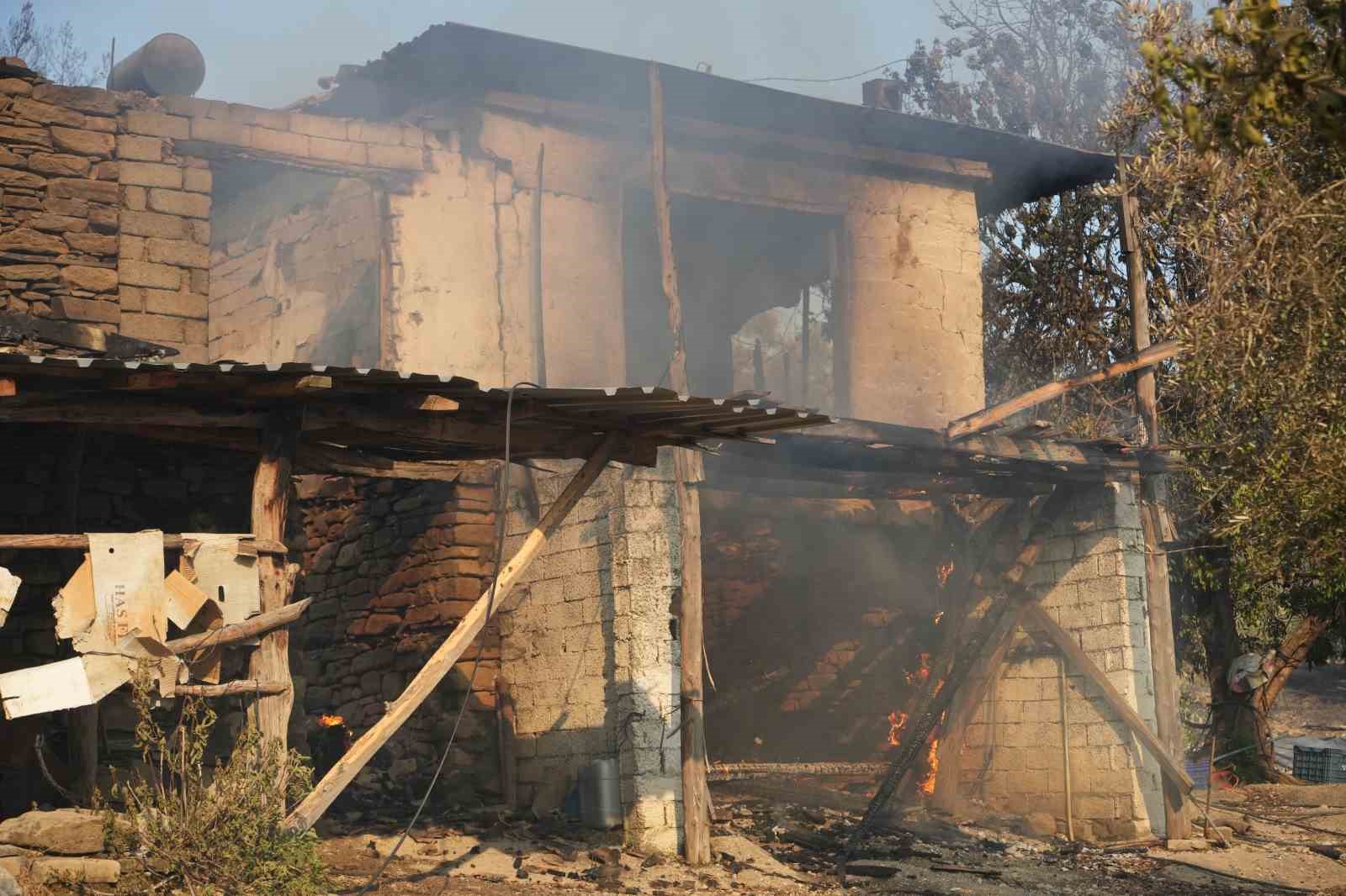 Serik’teki orman yangınında evler ve ahırlar yandı