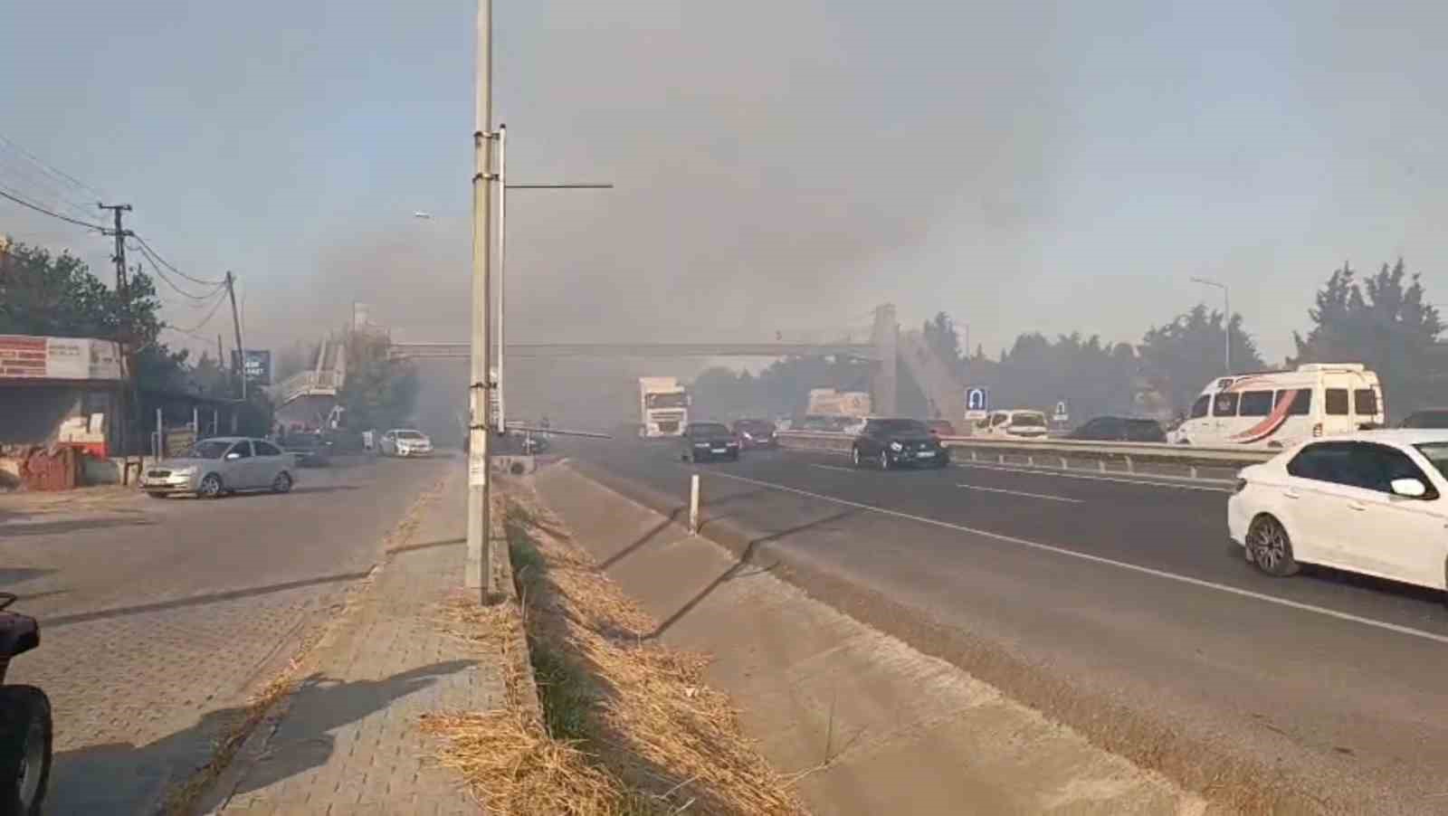 Yol kenarına atıdığı iddia edilen izmarit yangın &ccedil;ıkardı: Tekirdağ-İstanbul yolu dumanlarla kaplandı
