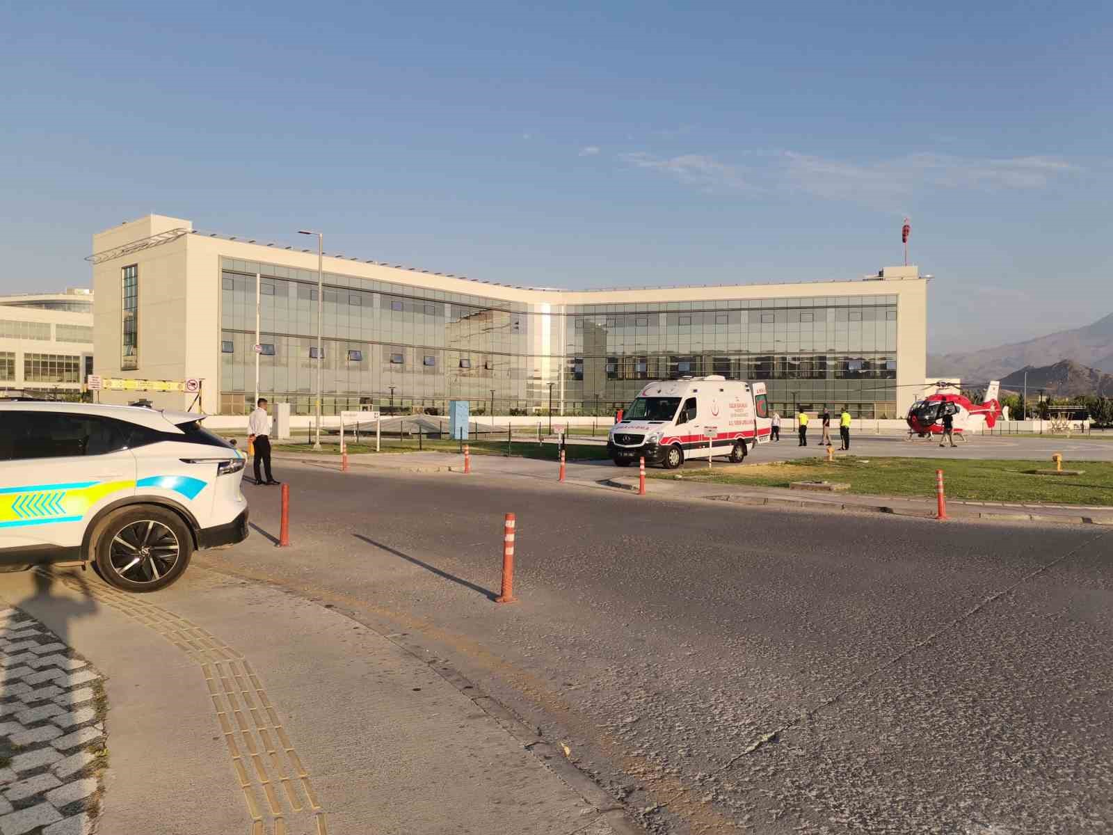 Kamyon ile otomobil &ccedil;arpıştı: 2 polis yaralı
