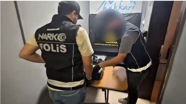 Bavuldan 17 kilo 780 uyuşturucu çıktı