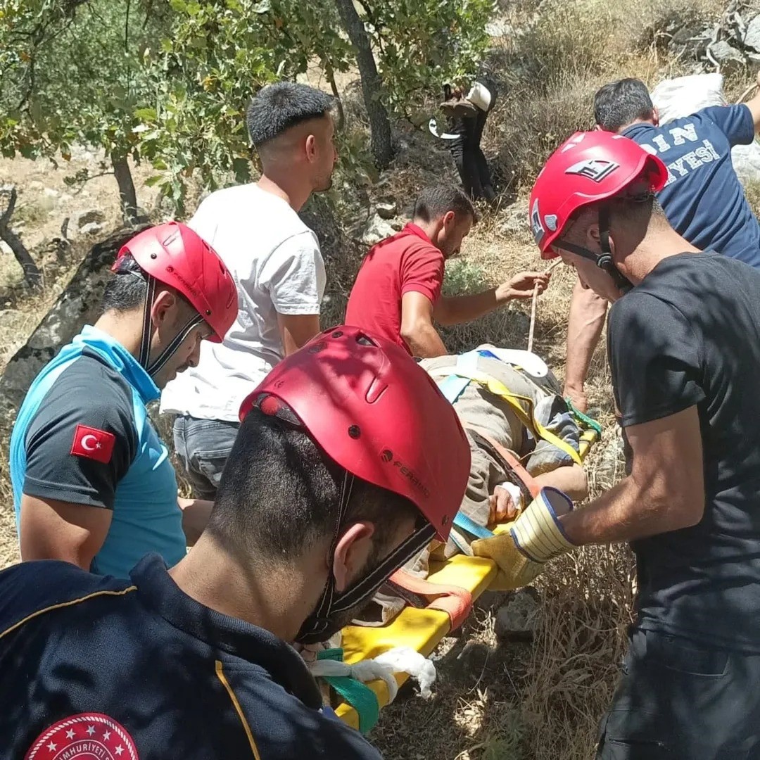 Dere kenarına d&uuml;şen ve baygın halde bulunan yaşlı adam kurtarıldı
