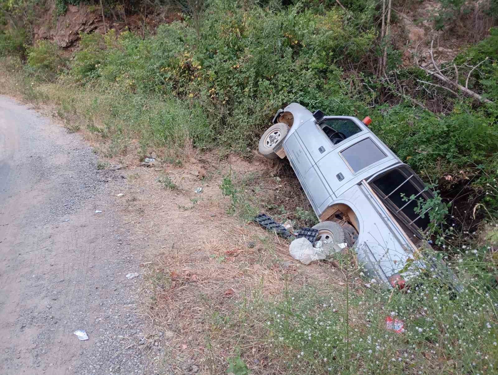 Yangın ekibine yemek götüren araç şarampole yuvarlandı
