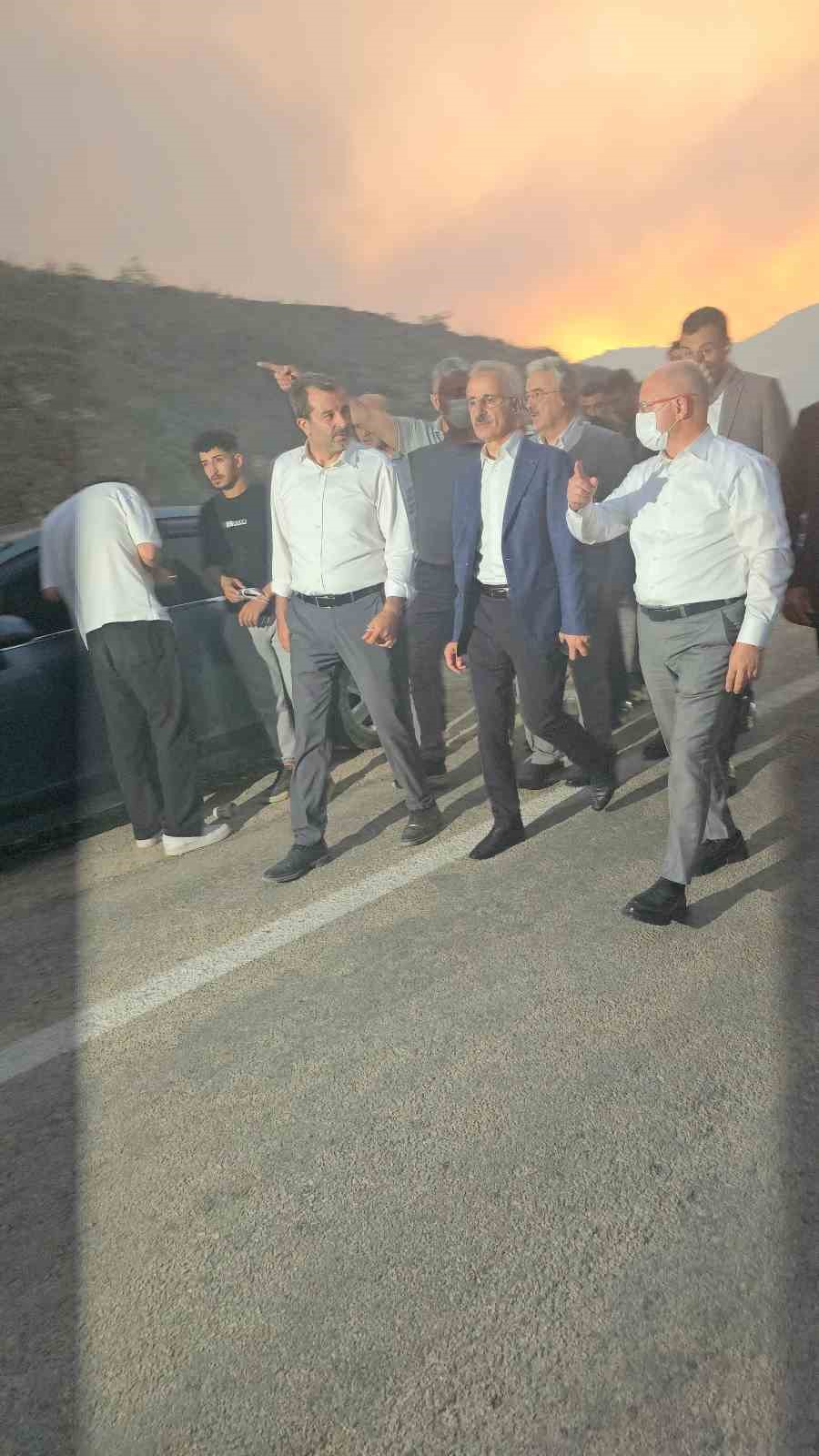 Ulaştırma ve Altyapı Bakanı Abdulkadir Uraloğlu yangın b&ouml;lgesinde

