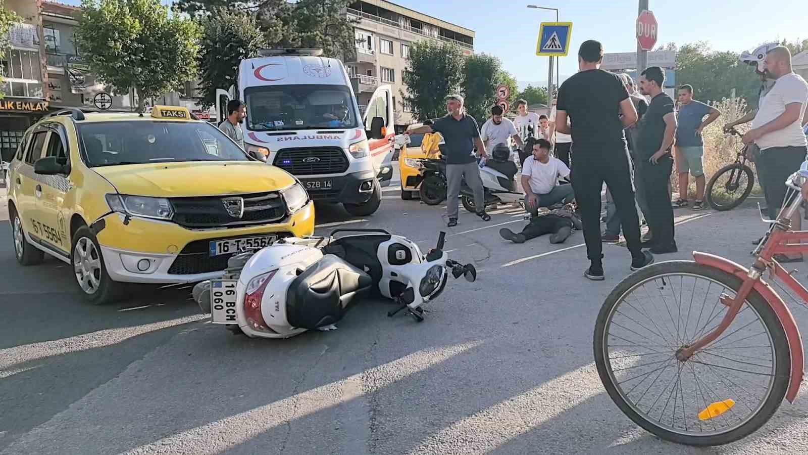 Taksi ile &ccedil;arpışan motosiklet s&uuml;r&uuml;c&uuml;s&uuml; yaralandı
