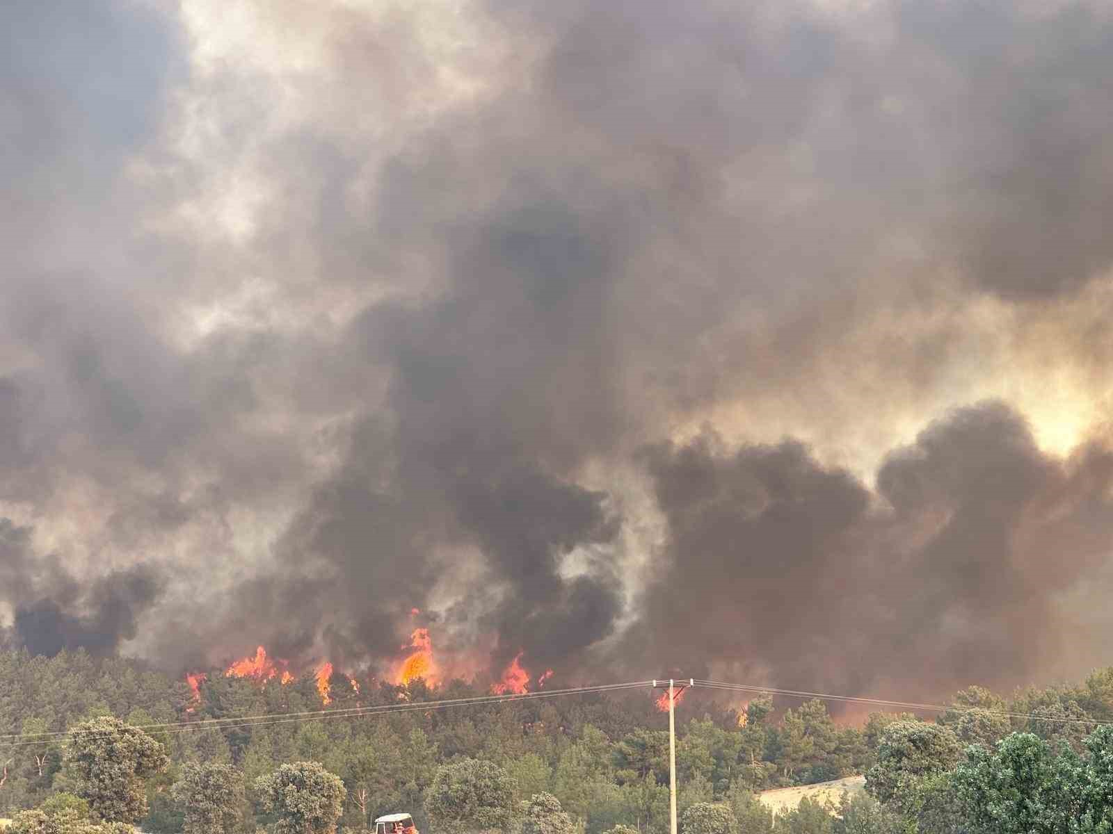 Uşak’ta devam eden orman yangınında hem tahliyeler hem de müdahale devam ediyor