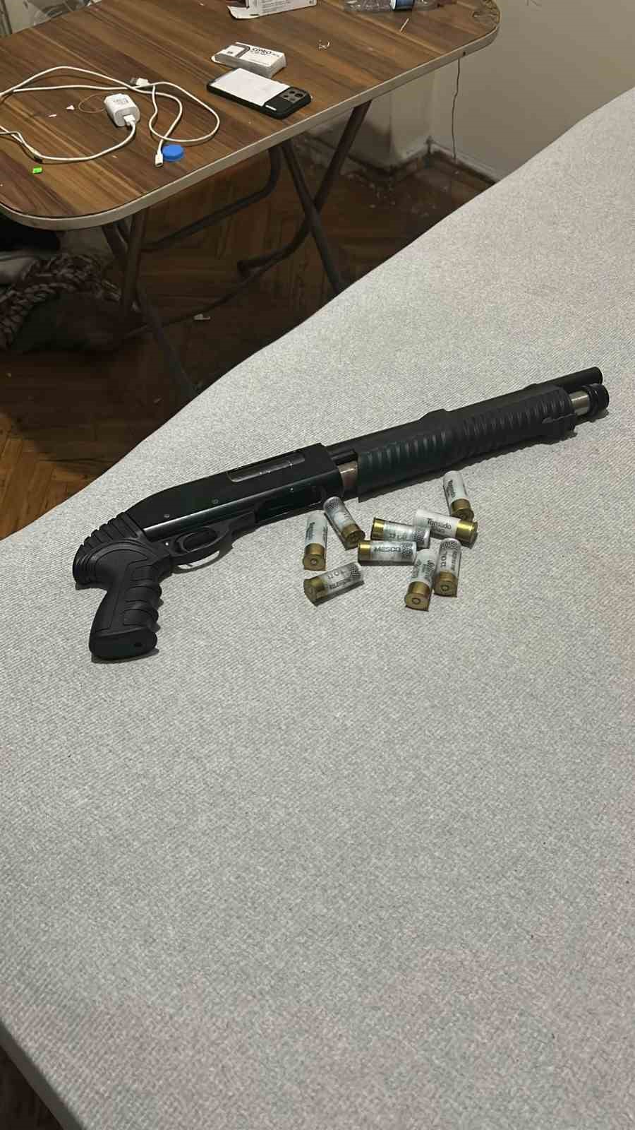 Sahilde havaya ateş eden şahıs tutuklanarak cezaevine g&ouml;nderildi
