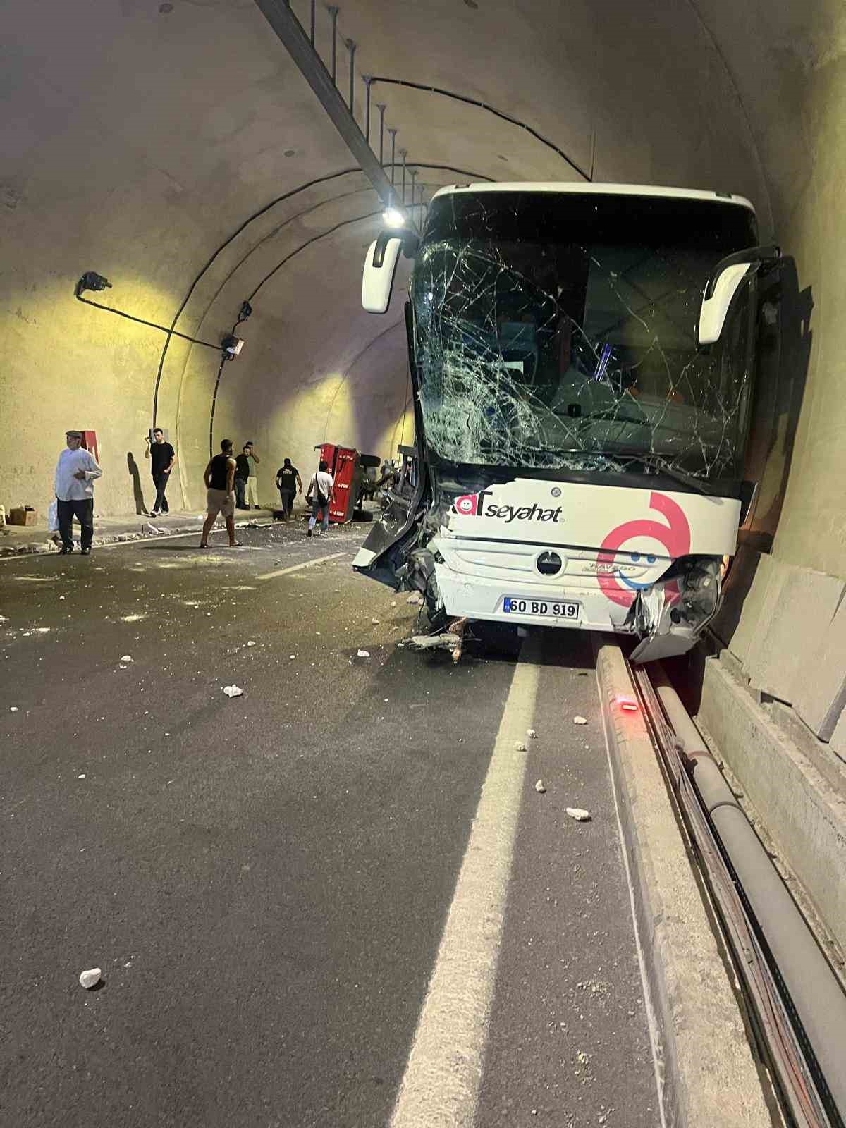 Amasya’da tünelde yolcu otobüsüyle traktör çarpıştı: 1 yaralı
