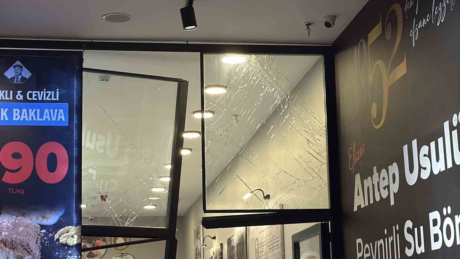 Küçükçekmece’de kontrolden çıkan elektrikli araç pastaneye girdi