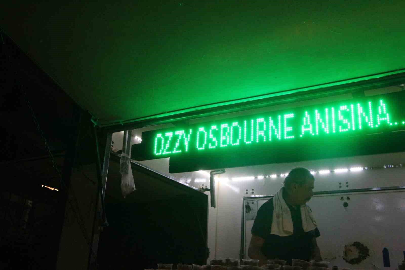 İngiliz m&uuml;zisyen Ozzy Osbourne anısına Adana&rsquo;da lokma dağıtıldı
