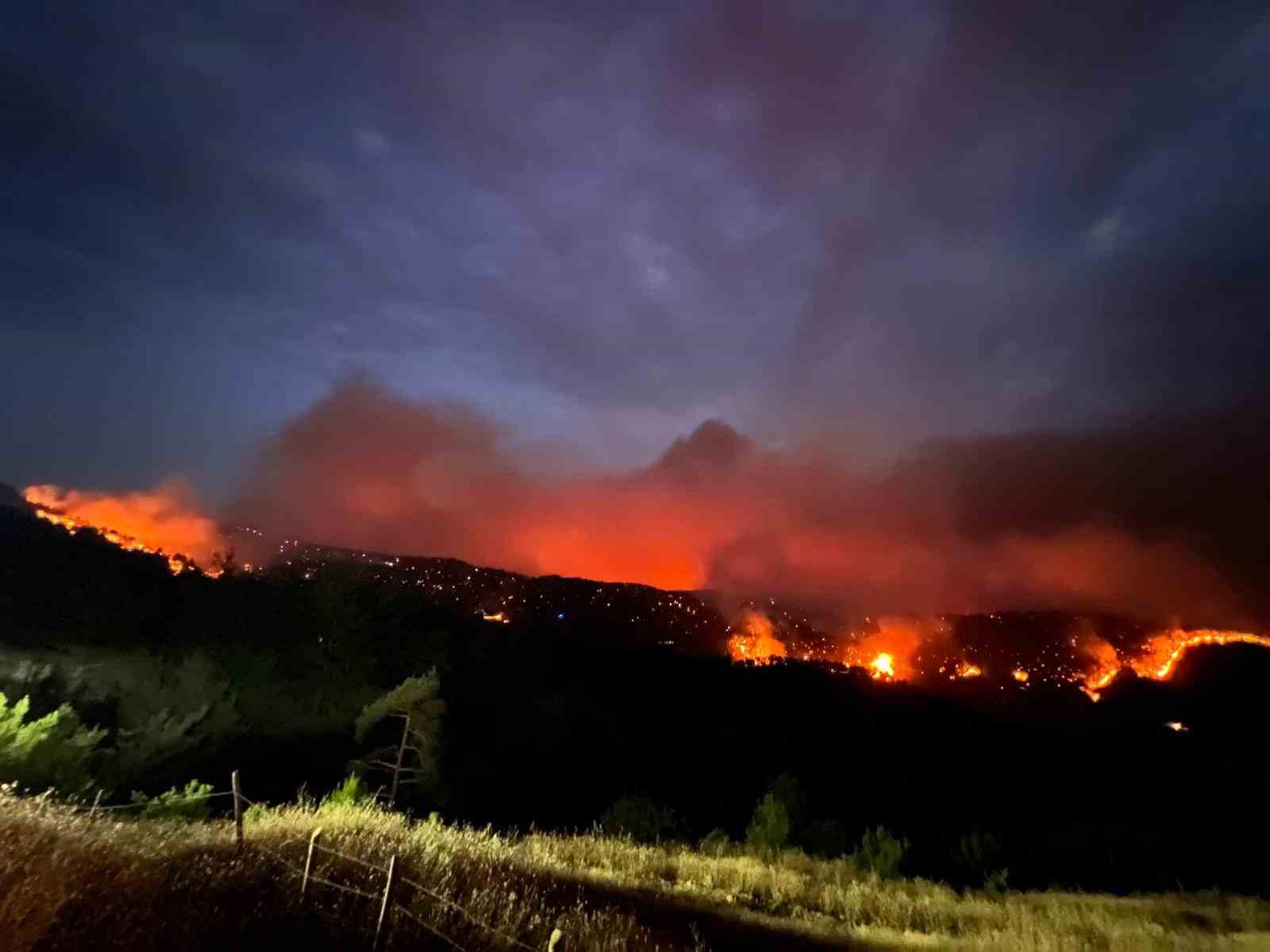 Vali &Uuml;nl&uuml;er: "Orman yangınını kısa s&uuml;rede kontrol altına almak i&ccedil;in elimizden geleni yapıyoruz"
