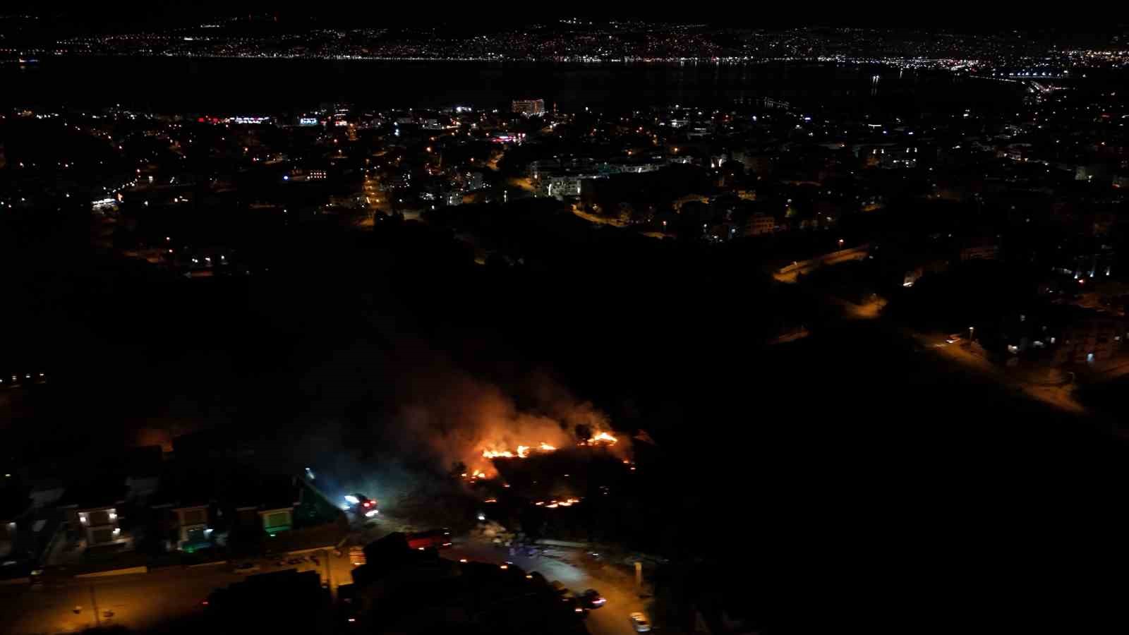 Kocaeli Başiskele&rsquo;de &ccedil;alılık alanda &ccedil;ıkan yangın geceyi aydınlattı
