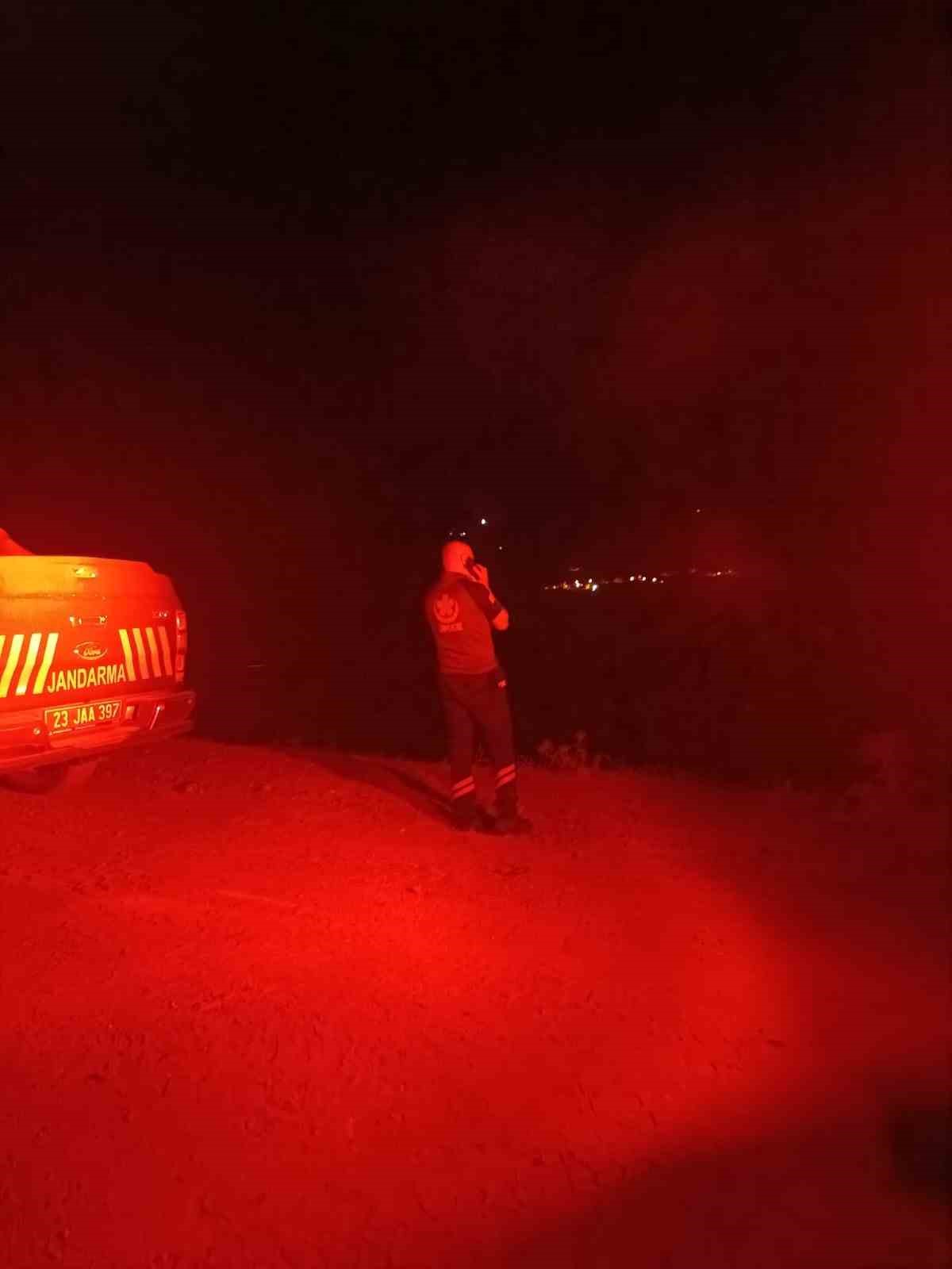 Ahır ve samanlıkta &ccedil;ıkan yangın ormanlık alana sı&ccedil;radı, m&uuml;dahale s&uuml;r&uuml;yor
