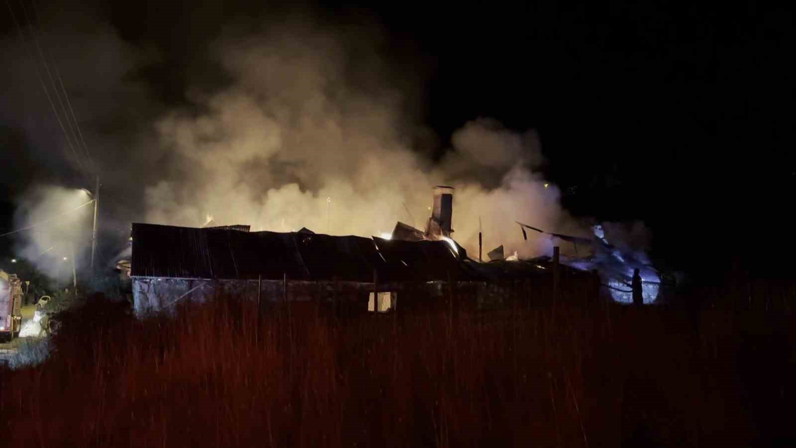 Sivas’ta çıkan yangında alevler geceyi aydınlattı