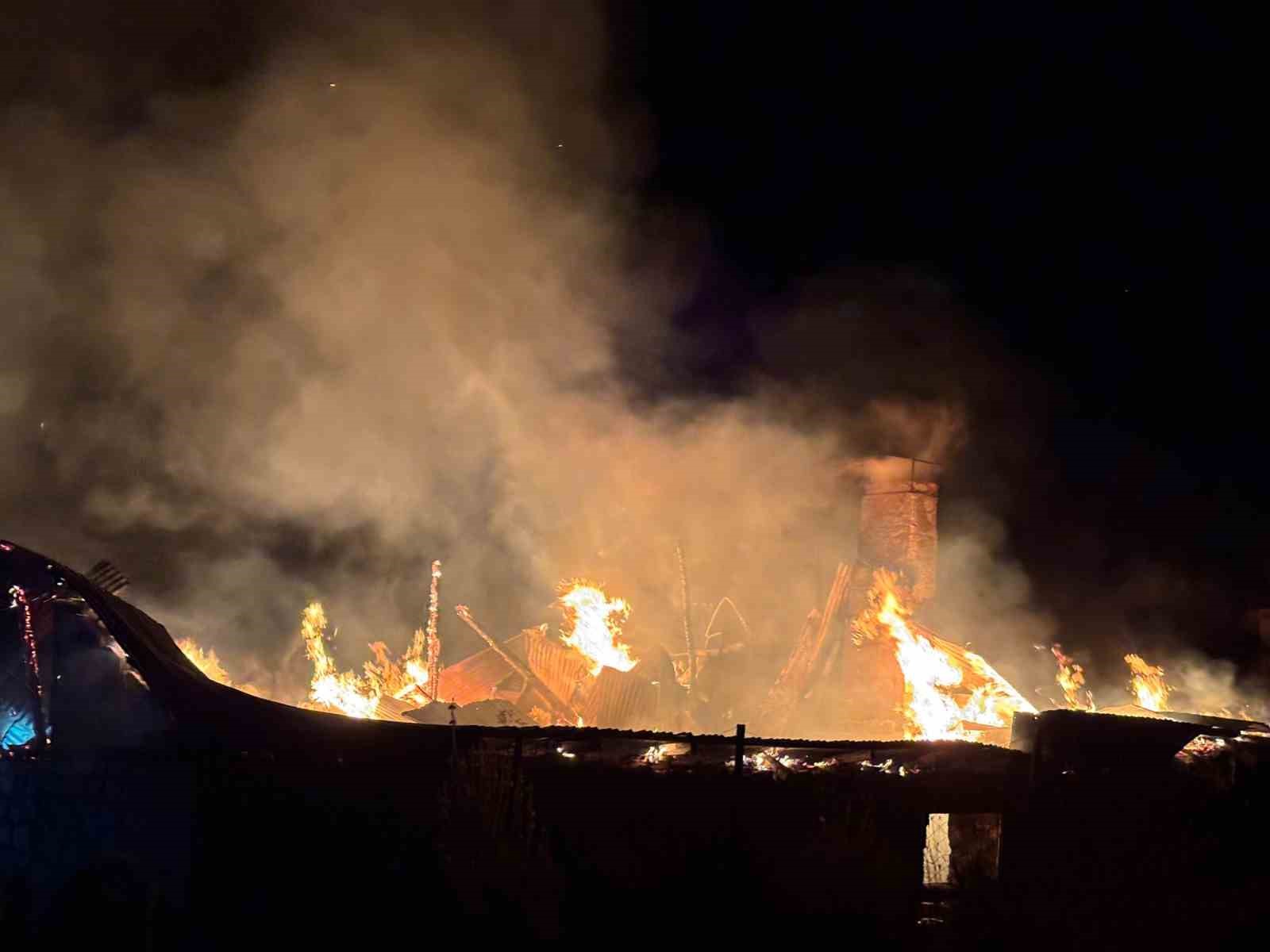 Sivas’ta çıkan yangında alevler geceyi aydınlattı